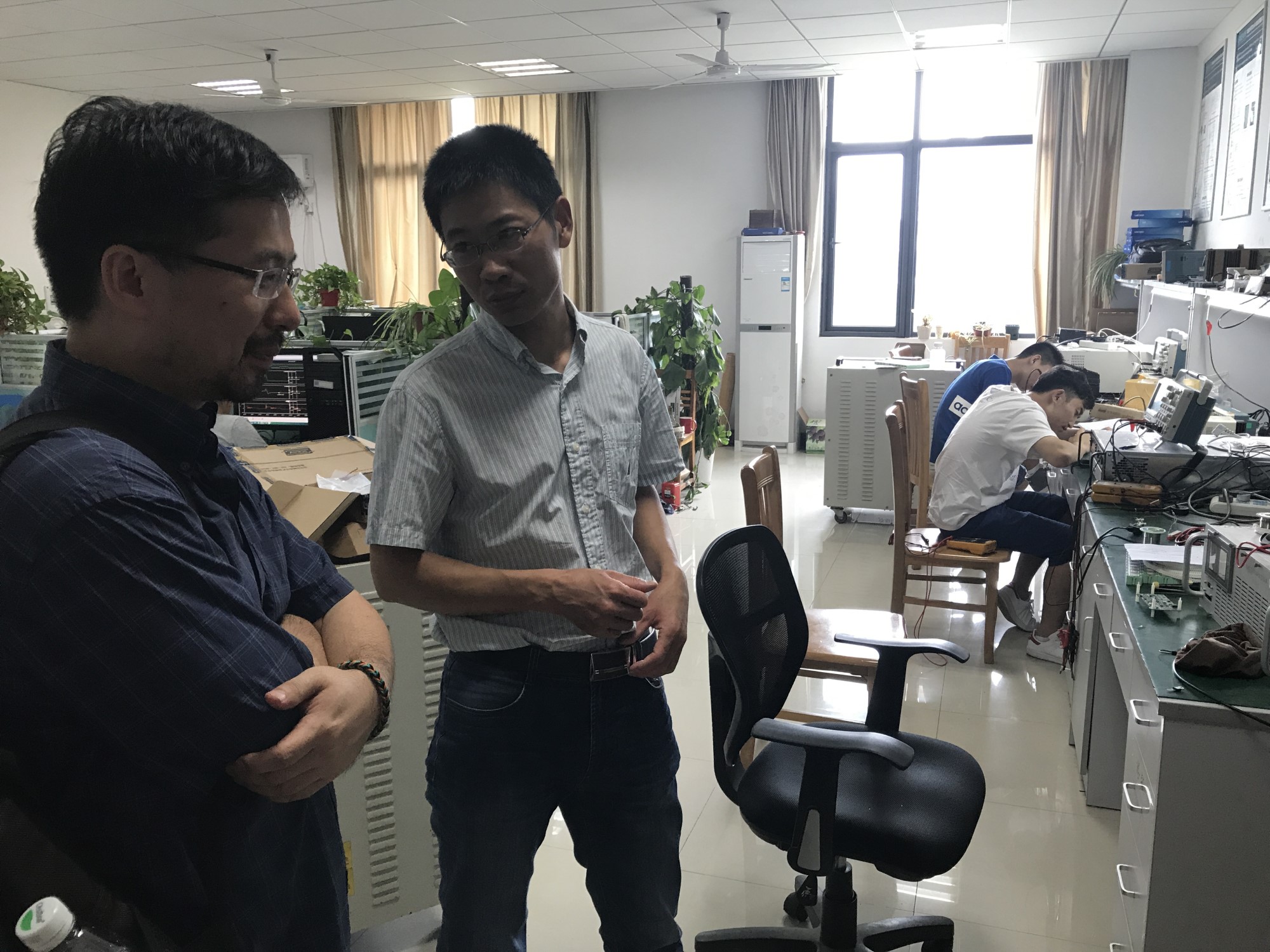 sc_051822_010321.jpg 4. 与张方华教授交流_副本.jpg