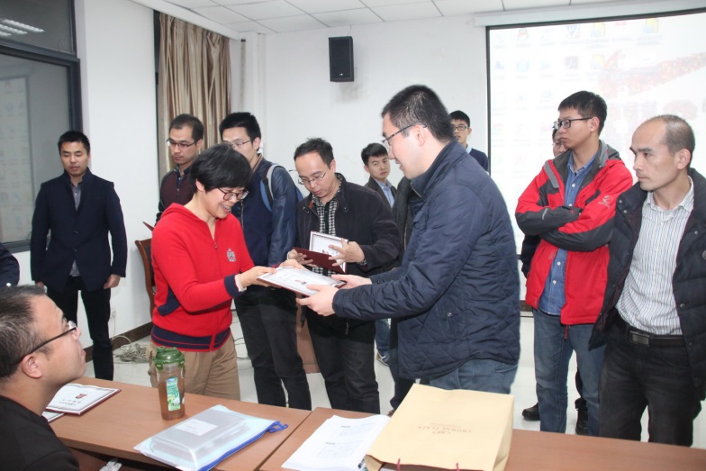 sc_211051_030544.jpg 颁发结业证书.jpg